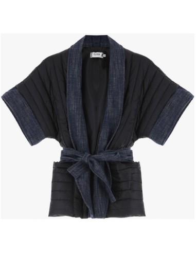 Please femme surveste kimono matelassée noire et jean bleu brut