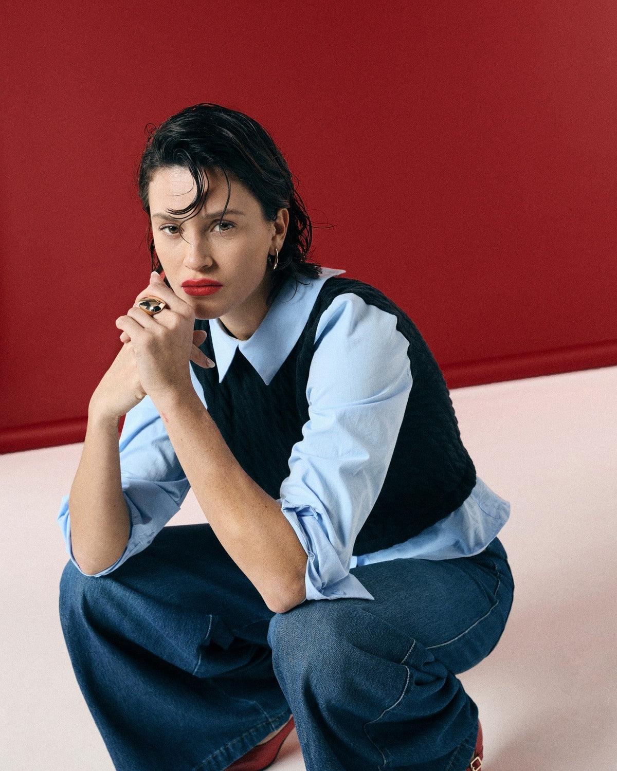 Silhouette Please : gilet sans manches sur chemise bleue et jean large