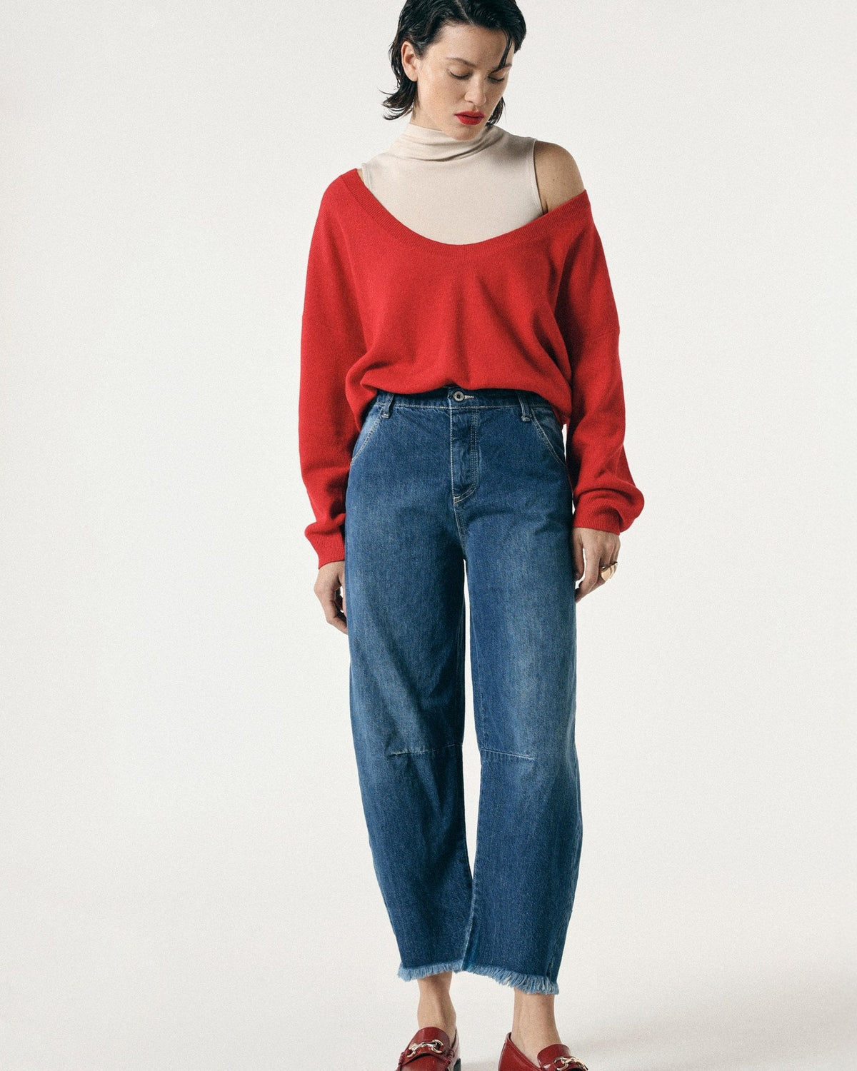 Jean relaxed Please porté avec un pull rouge