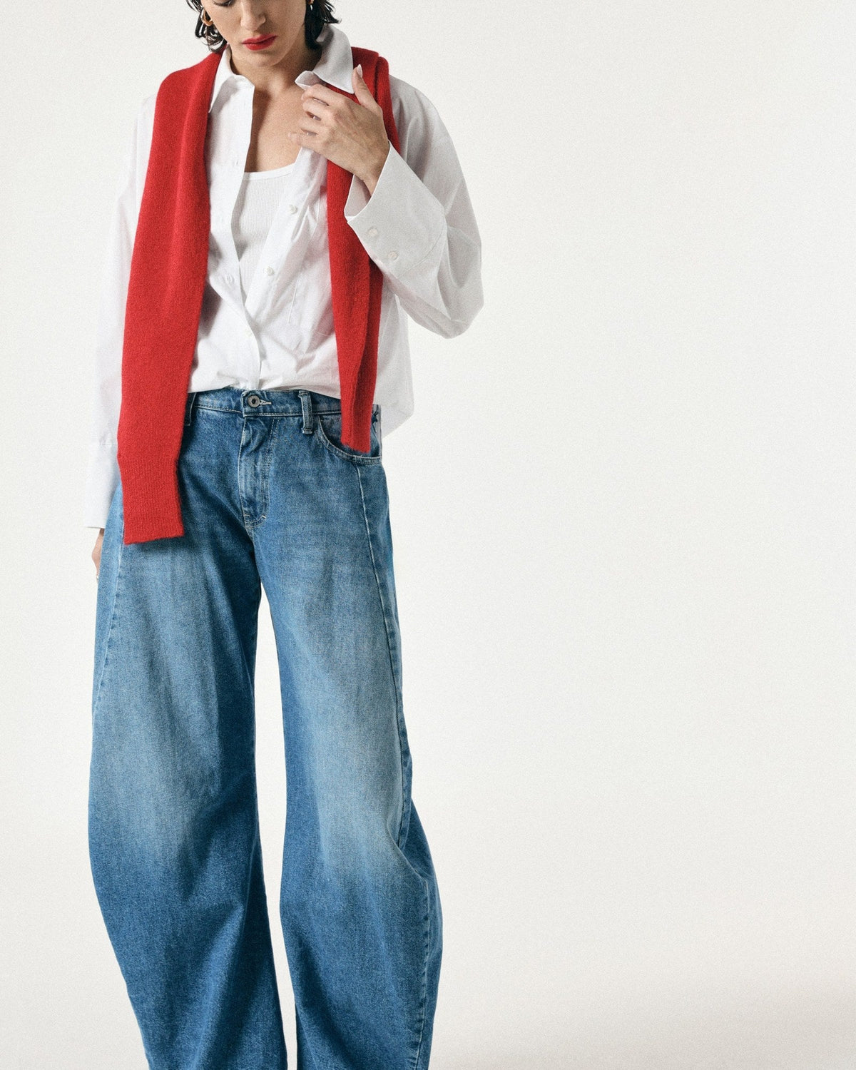 Jean balloon Please porté avec une chemise blanche