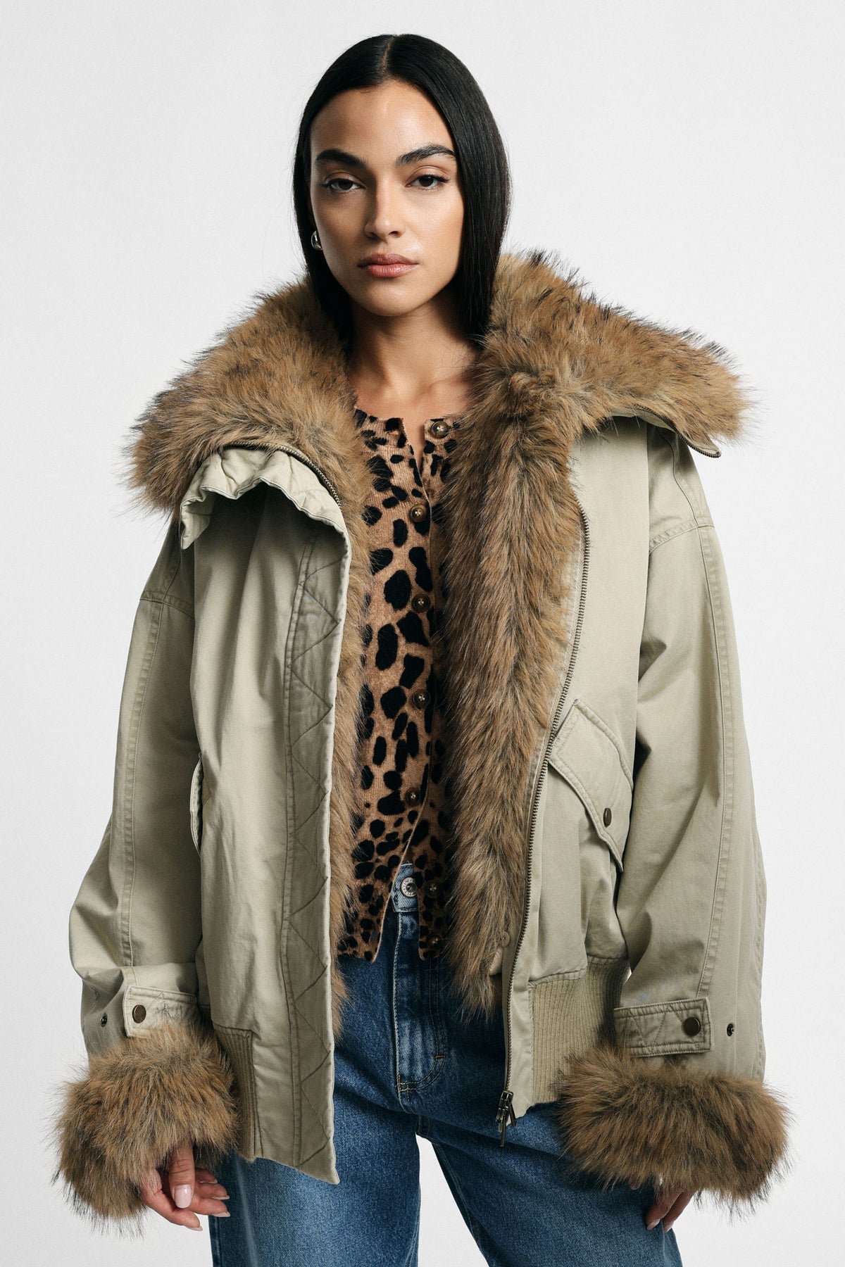 Blouson aviateur femme oversize, col fausse fourrure, beige, porté – Please