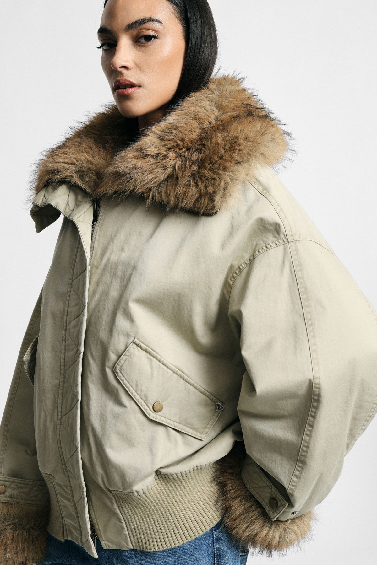 Blouson aviateur femme oversize, détail du col – Please