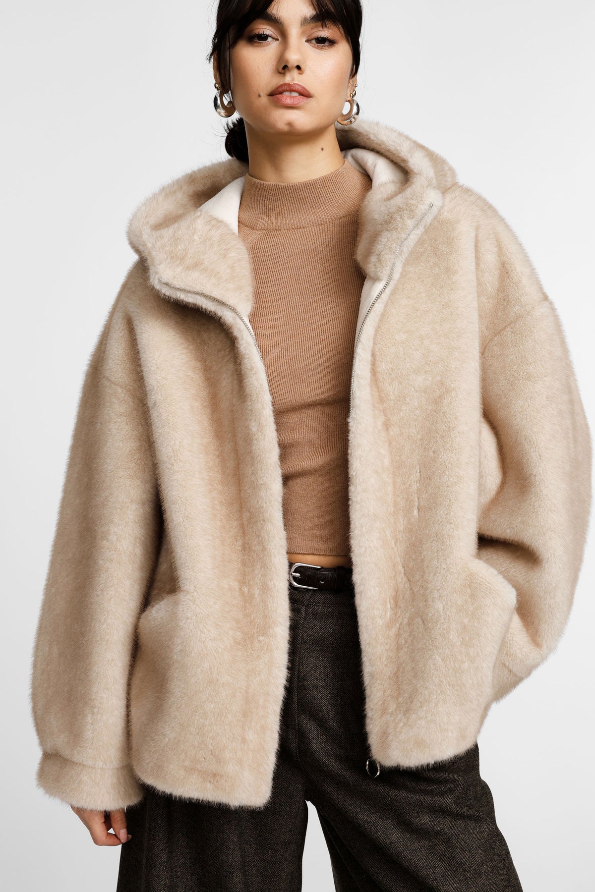 Veste fausse fourrure femme à capuche – fermeture zippée, coloris beige – Please