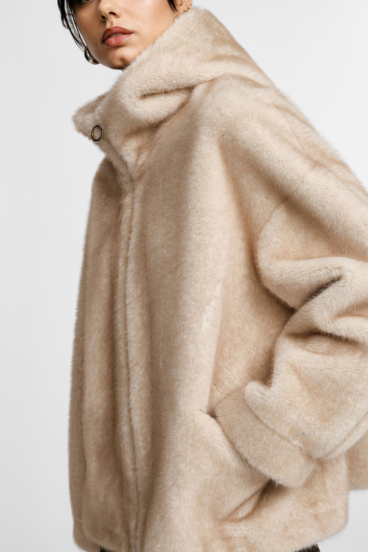 Veste fausse fourrure femme à capuche – fermeture zippée, coloris beige – Please