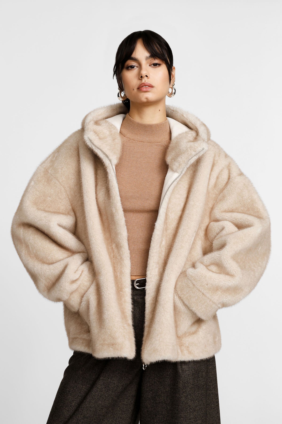 Veste fausse fourrure femme à capuche – fermeture zippée, coloris beige – Please