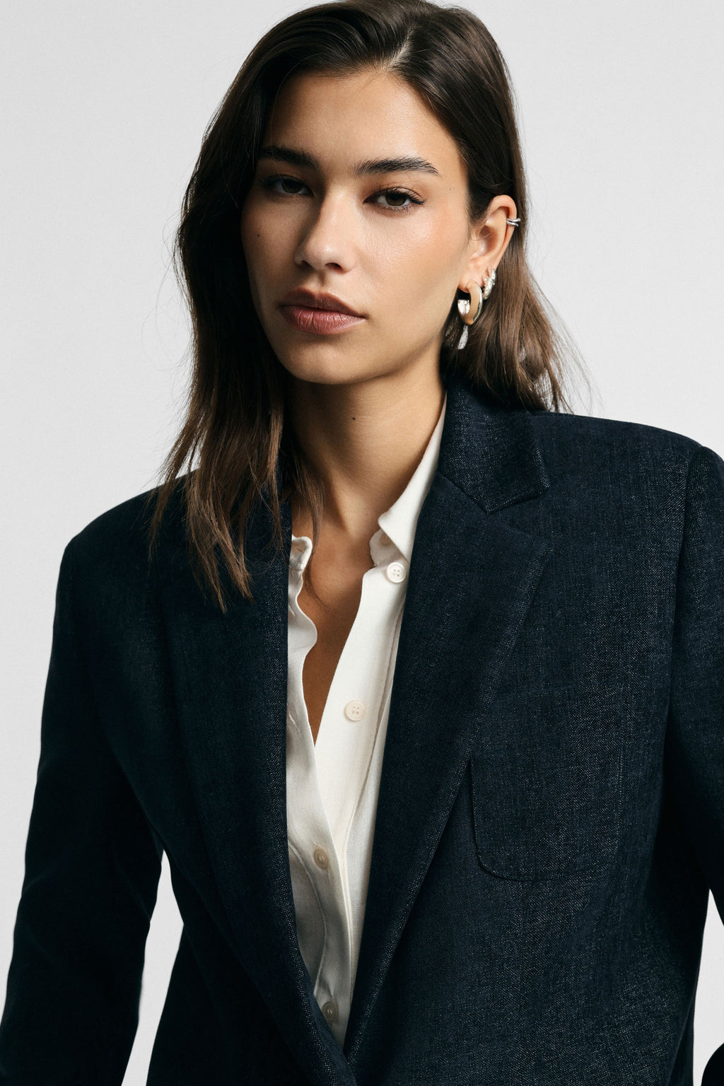 Blazer droit femme à poches plaquées – épaules structurées, coloris bleu marine – Please
