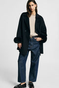 Manteau croisé femme ceinturé – poignets en fausse fourrure, coloris bleu marine – Please