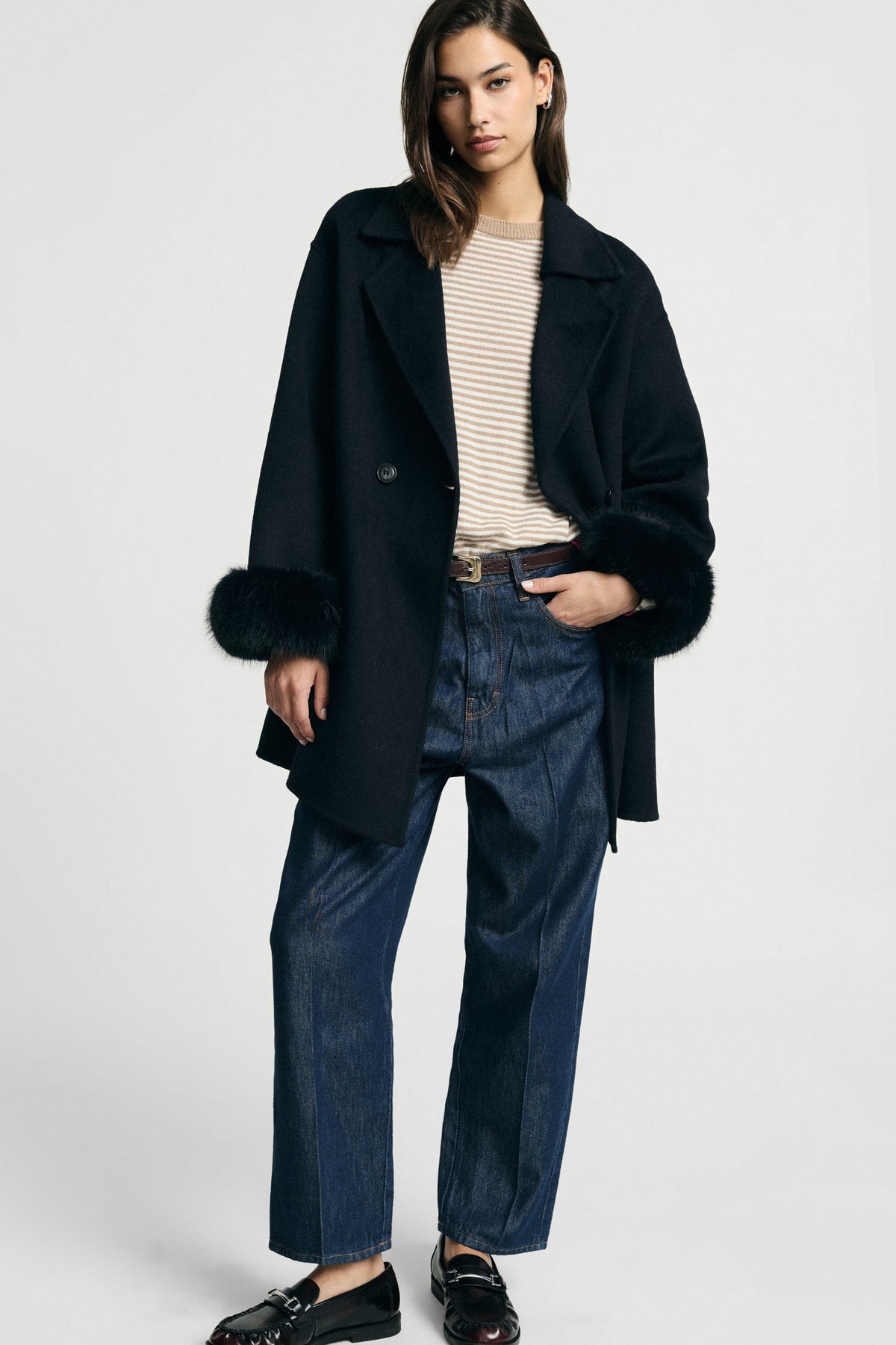 Manteau croisé femme ceinturé – poignets en fausse fourrure, coloris bleu marine – Please