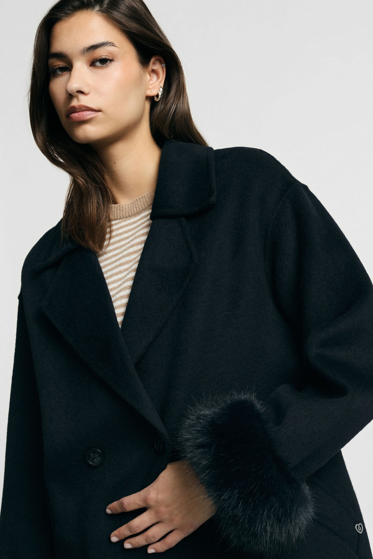 Manteau croisé femme ceinturé – poignets en fausse fourrure, coloris bleu marine – Please