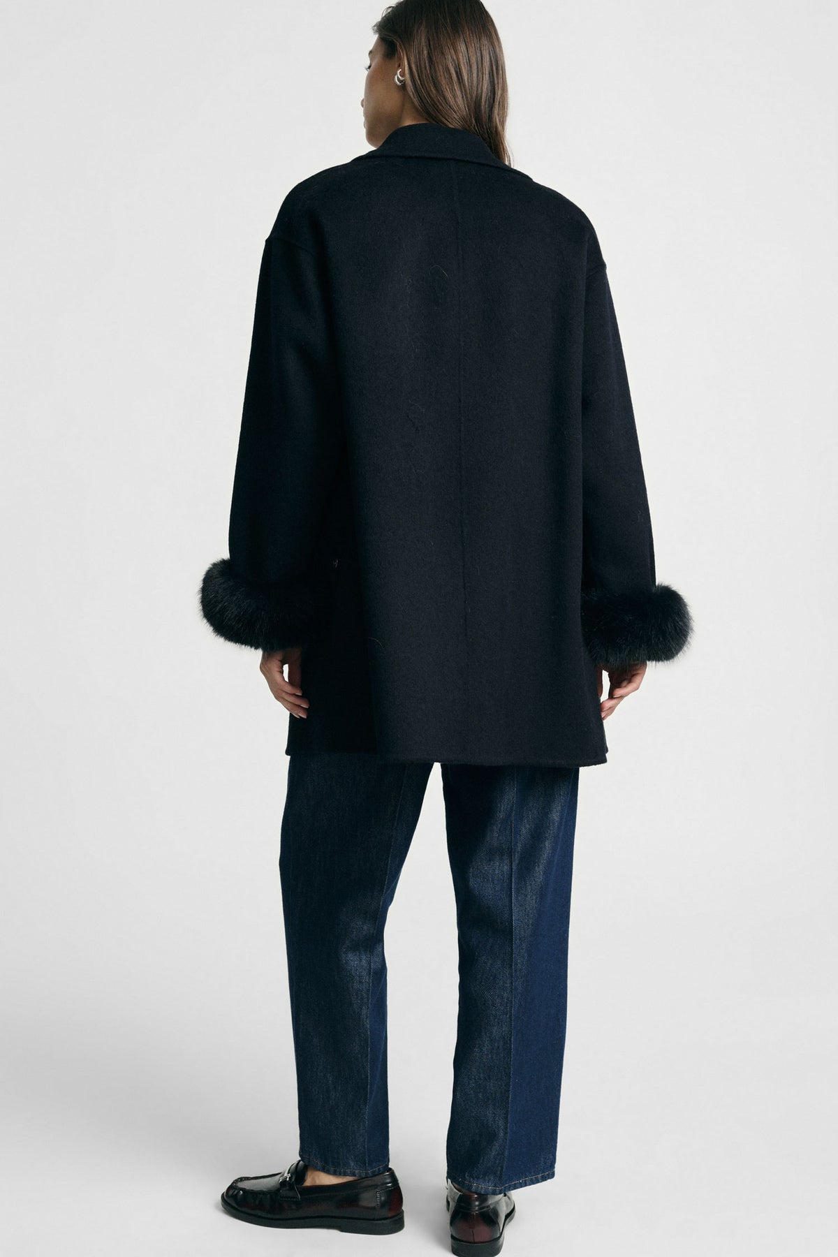 Manteau croisé femme ceinturé – poignets en fausse fourrure, coloris bleu marine – Please