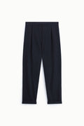 Pantalon carotte femme à fines rayures – pinces, bas à revers, coloris bleu marine – Please