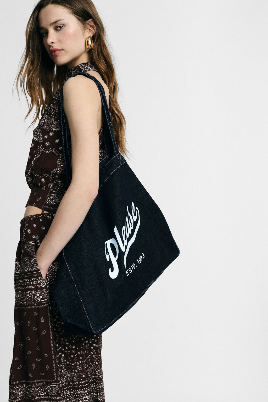 Sac cabas en denim brut logo Please, porté à l'épaule – Please