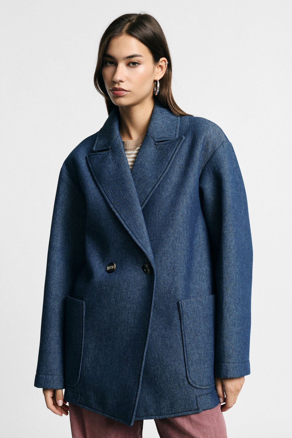 Manteau court croisé oversize femme, drap effet denim, porté – Please