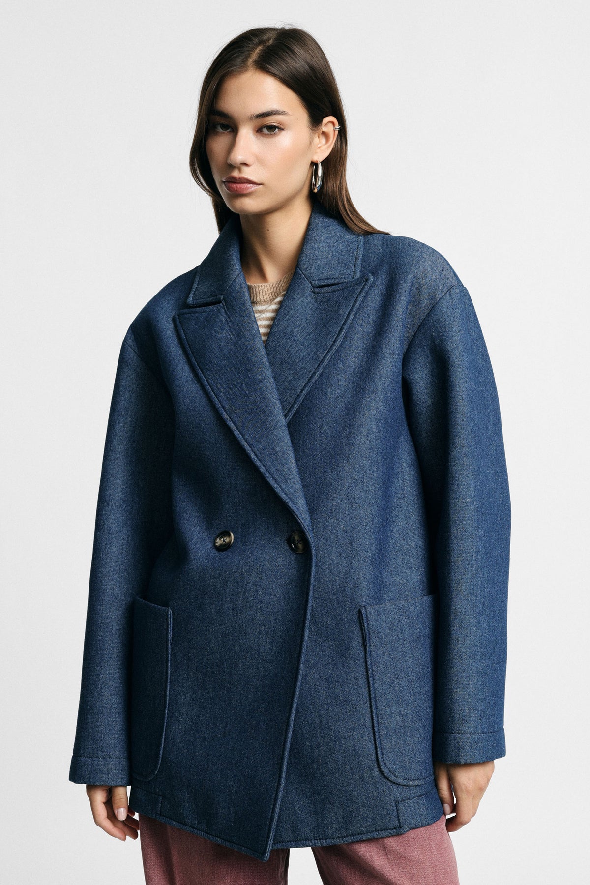 Manteau court croisé oversize femme, drap effet denim, porté – Please