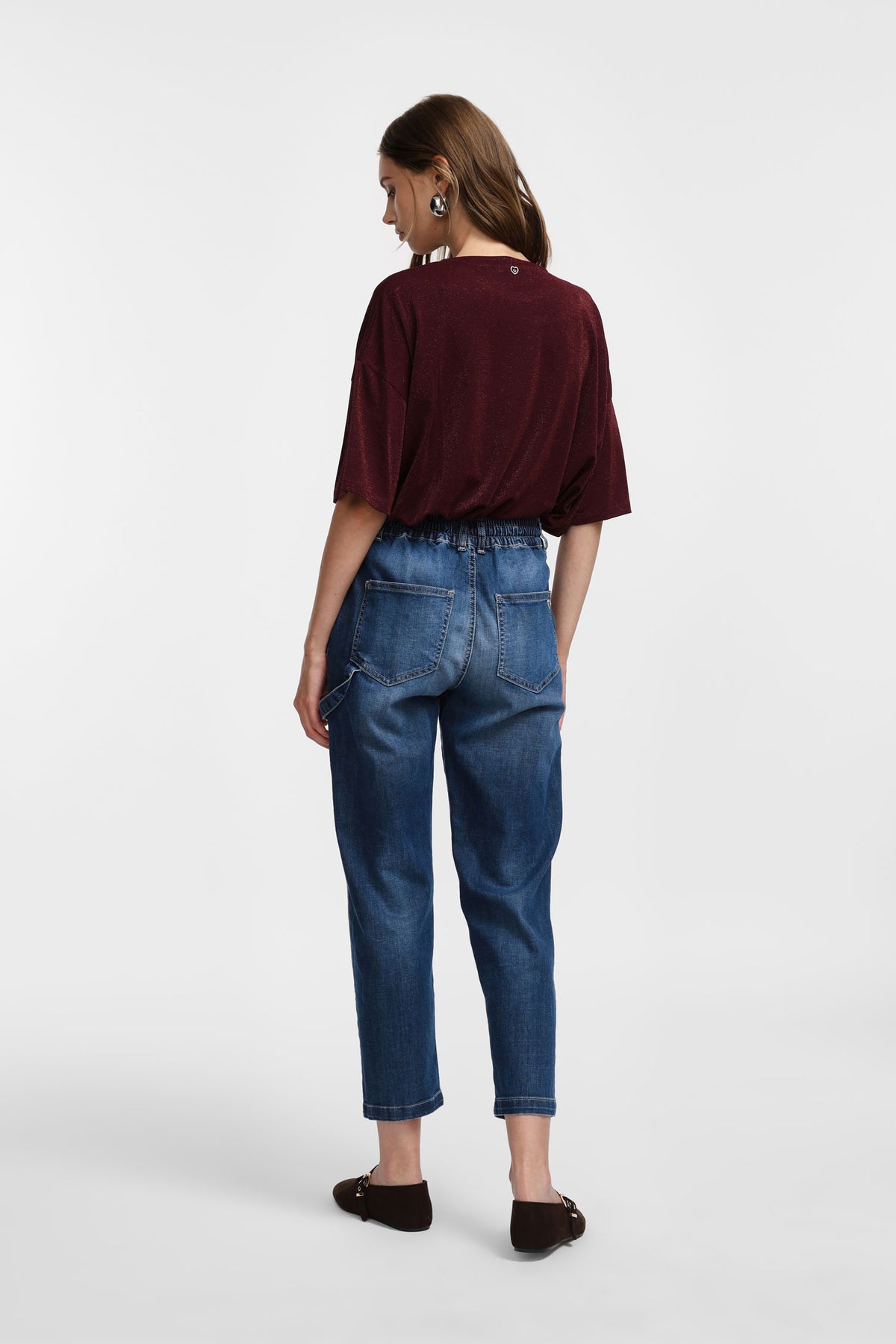 Please Femme jean forme charpentier a taille coulissée en denim bleu medium, porté dos, coloris denim bleu – Please