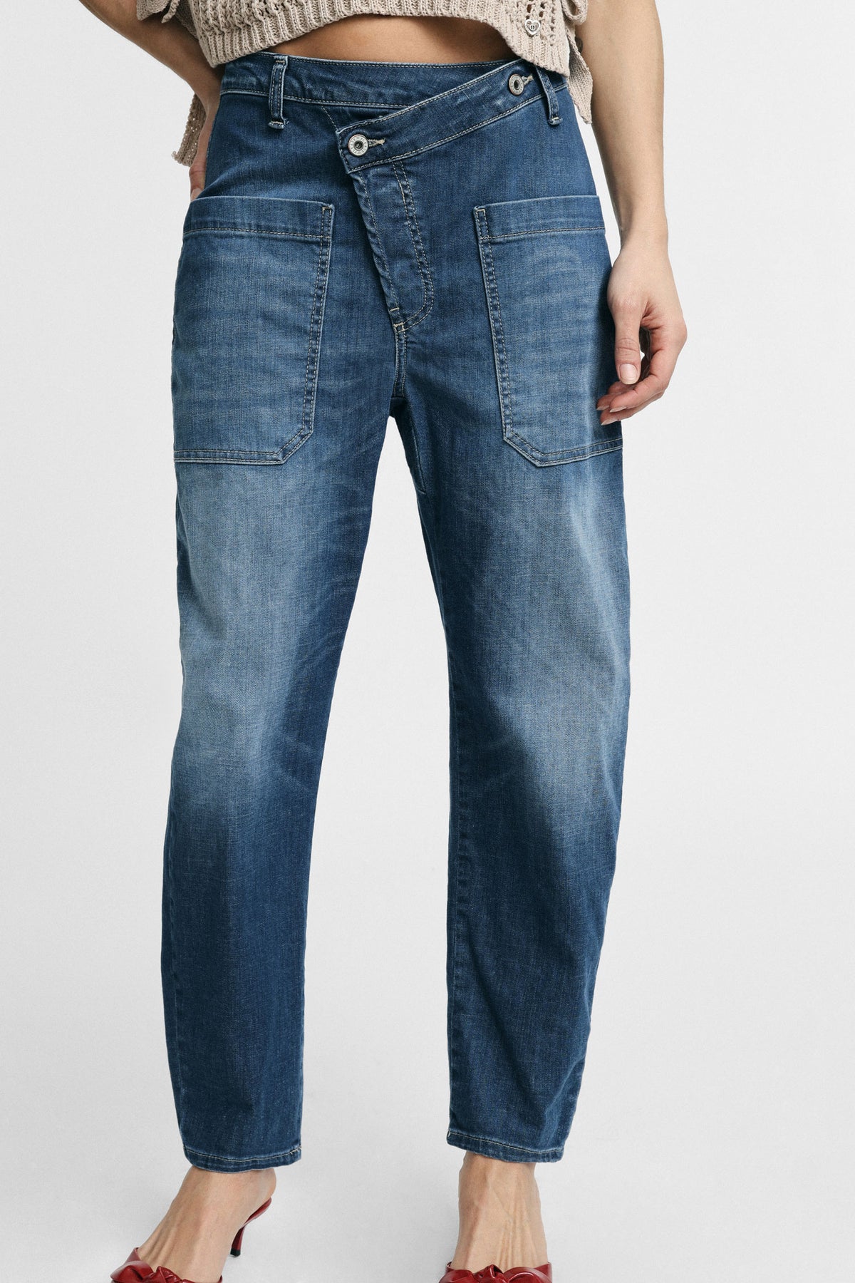 Please jean Bleu delavé Forme Baggy à boutonnage décalé, porté profil, coloris denim bleu – Please