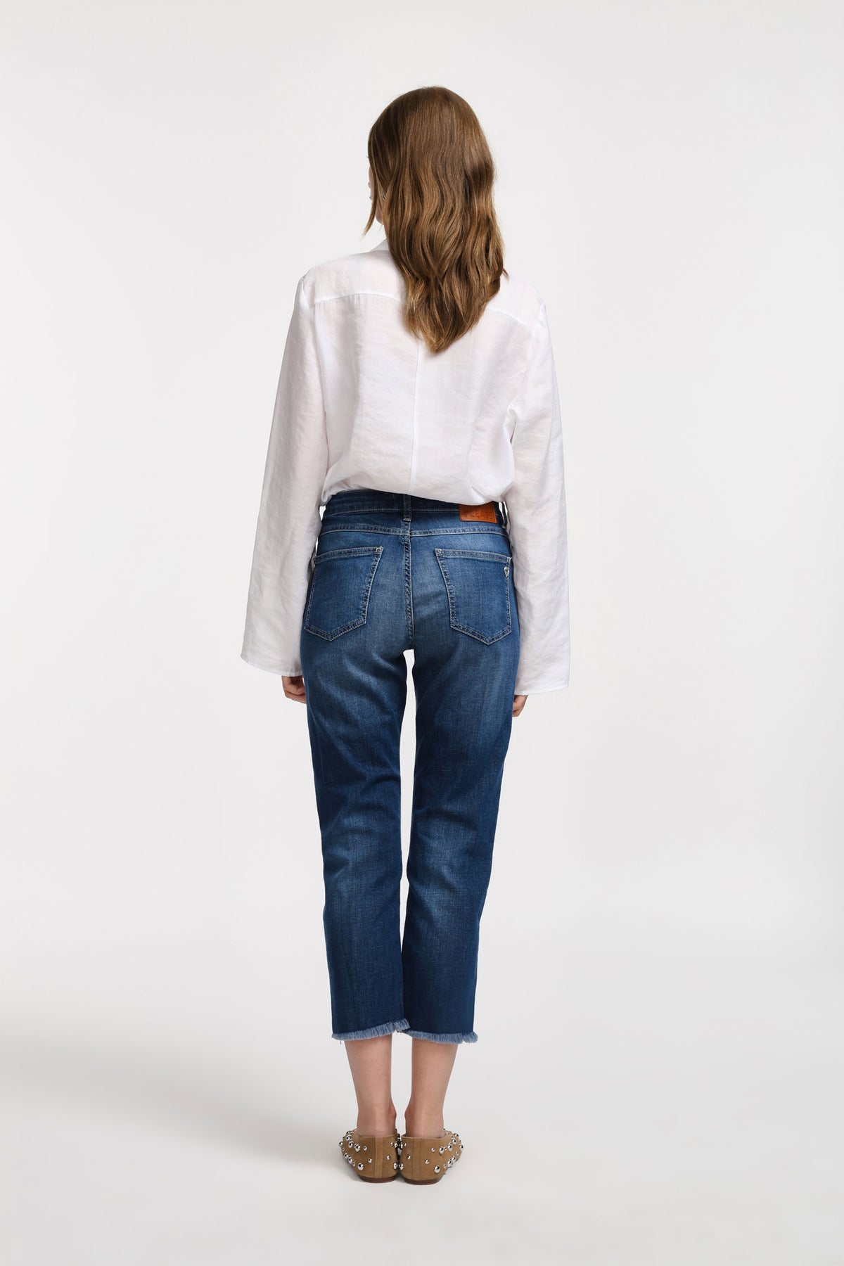 Please Femme jean longueur 7/8 en denim de coton bleu delavage medium, avec ourlets à franges