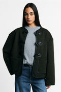 Veste courte femme à brandebourgs, drap vert foncé, portée – Please