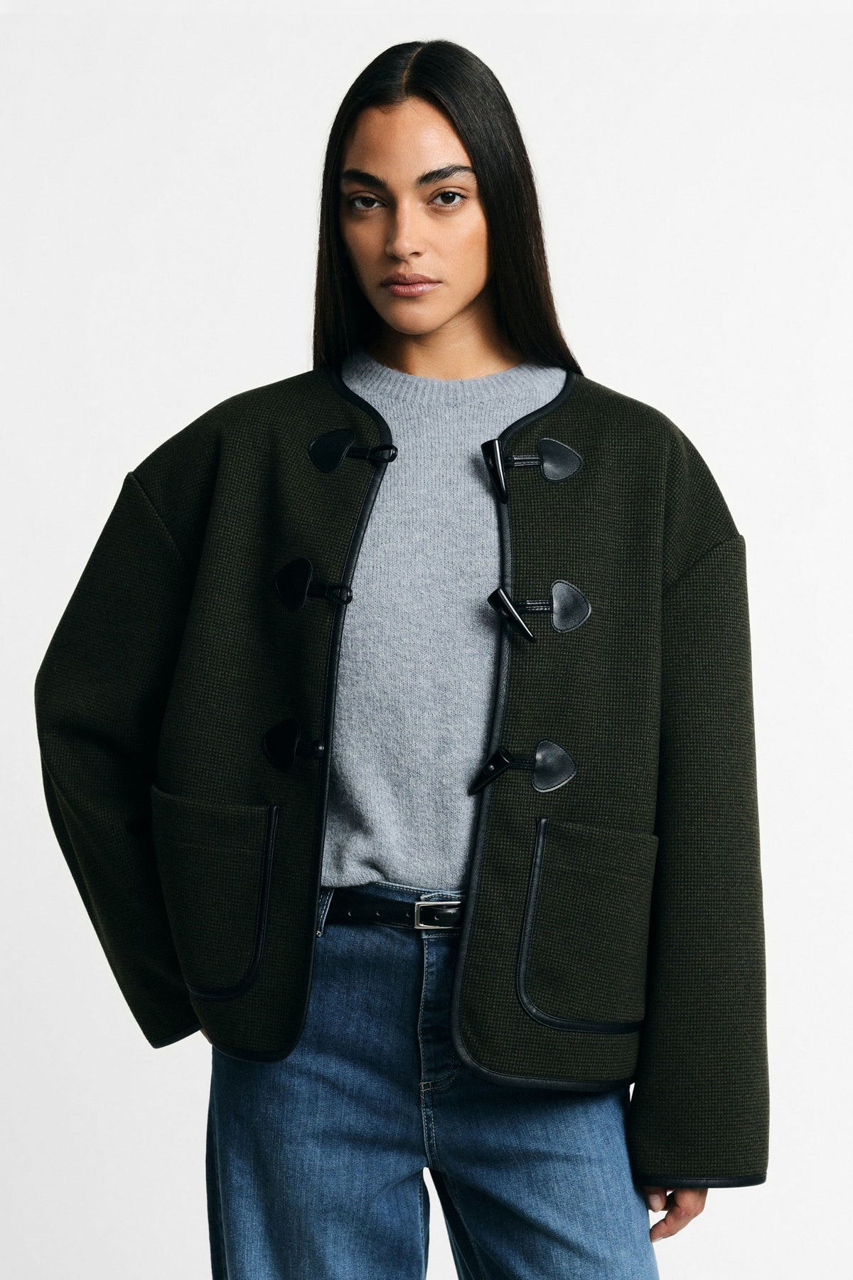 Veste courte femme à brandebourgs, drap vert foncé, portée – Please