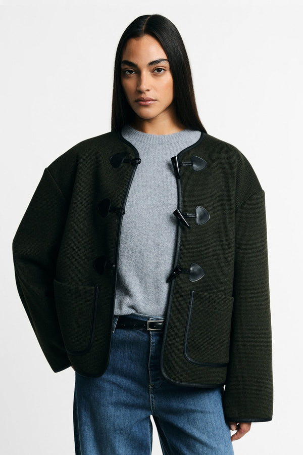 Veste courte femme à brandebourgs, drap vert foncé, portée – Please