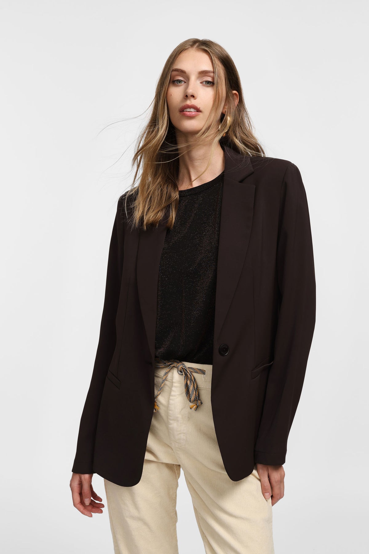 Blazer de tailleur femme – crêpe fluide, porté, vue de face, coloris chocolat – Please