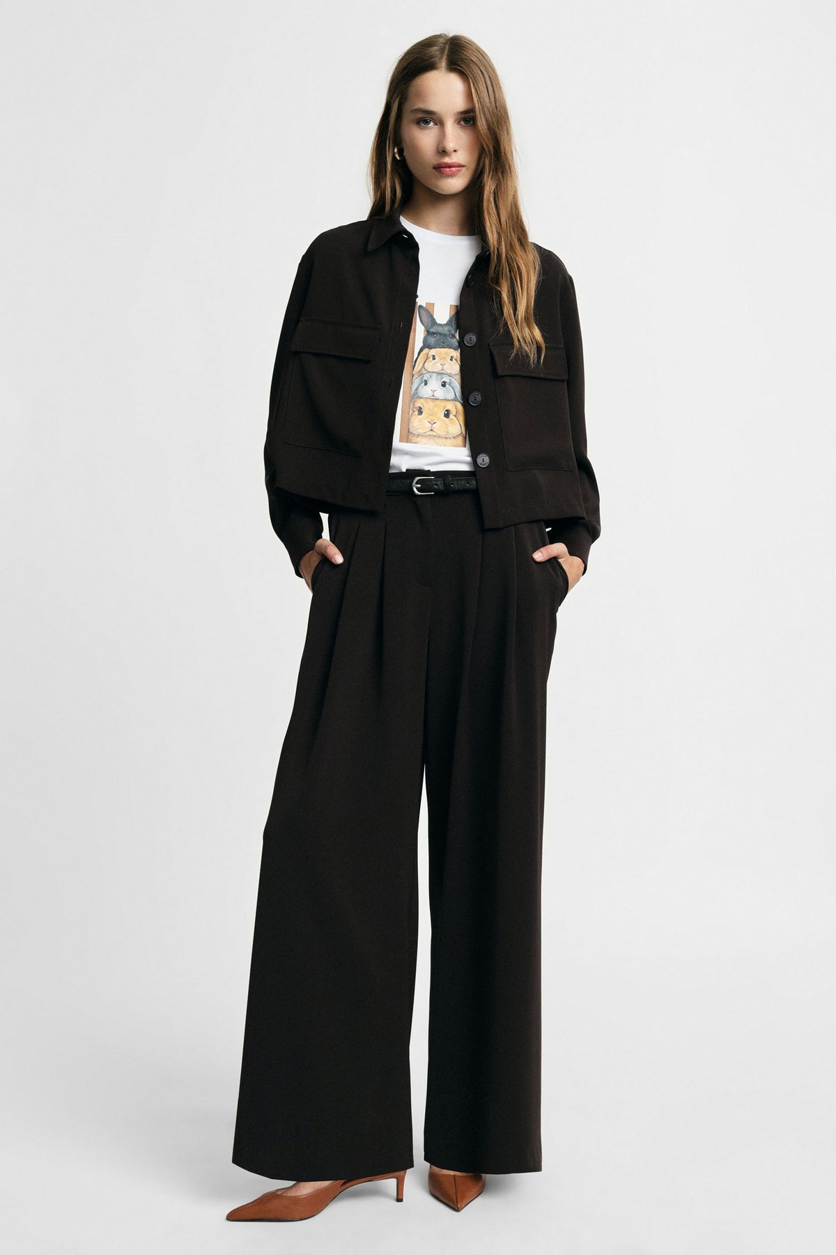 Pantalon à doubles pinces et jambes évasées en crêpe porté – Please Femme