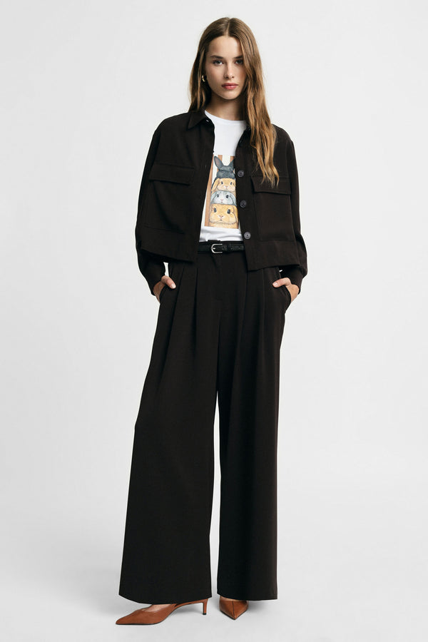 Pantalon à doubles pinces et jambes évasées en crêpe porté – Please Femme