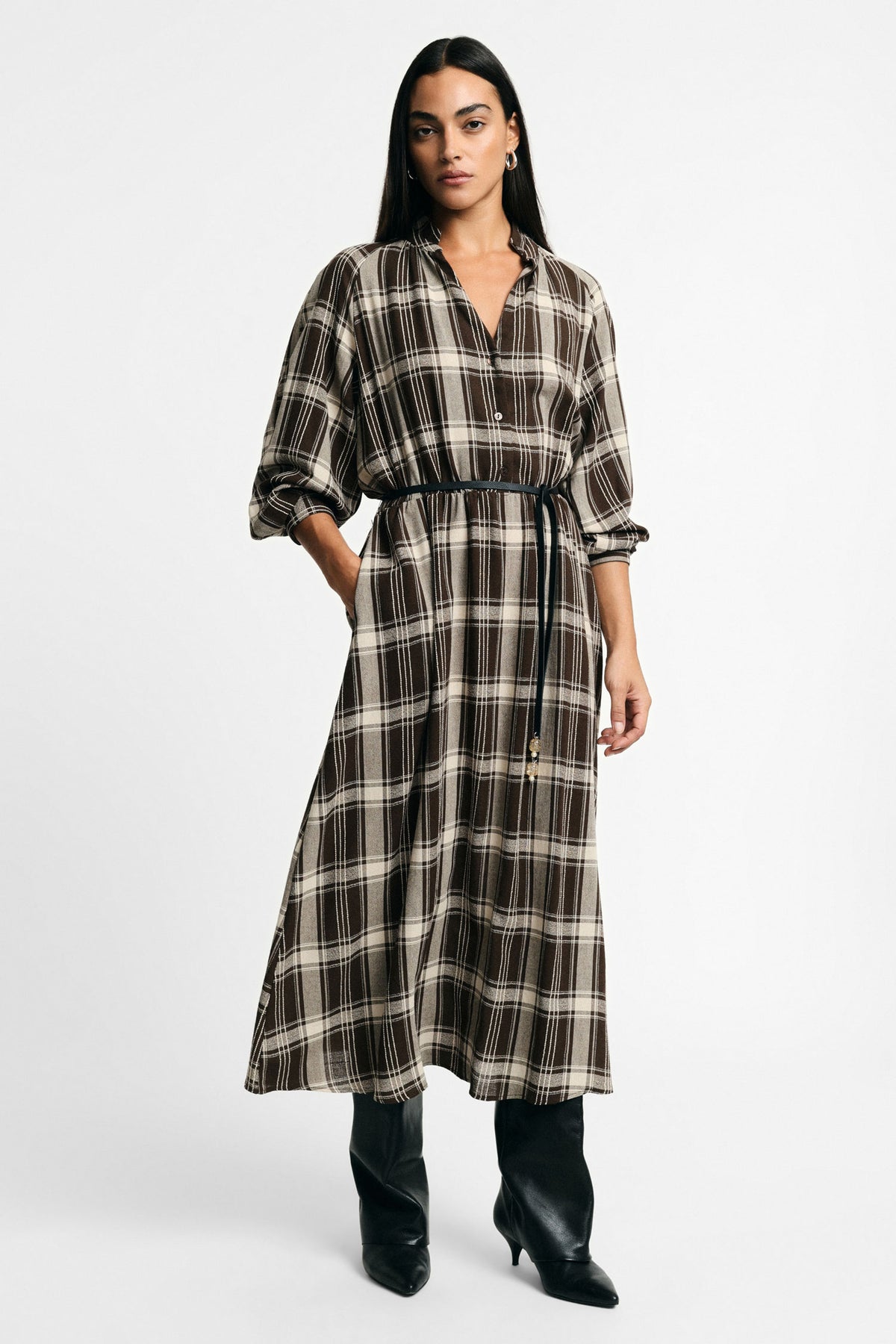 Robe longue chemise à carreaux avec ceinture – Please