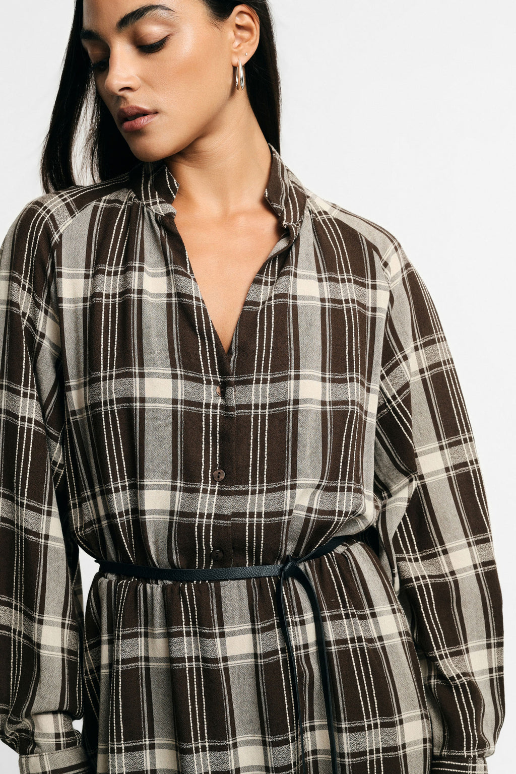 Robe longue chemise à carreaux avec ceinture – Please