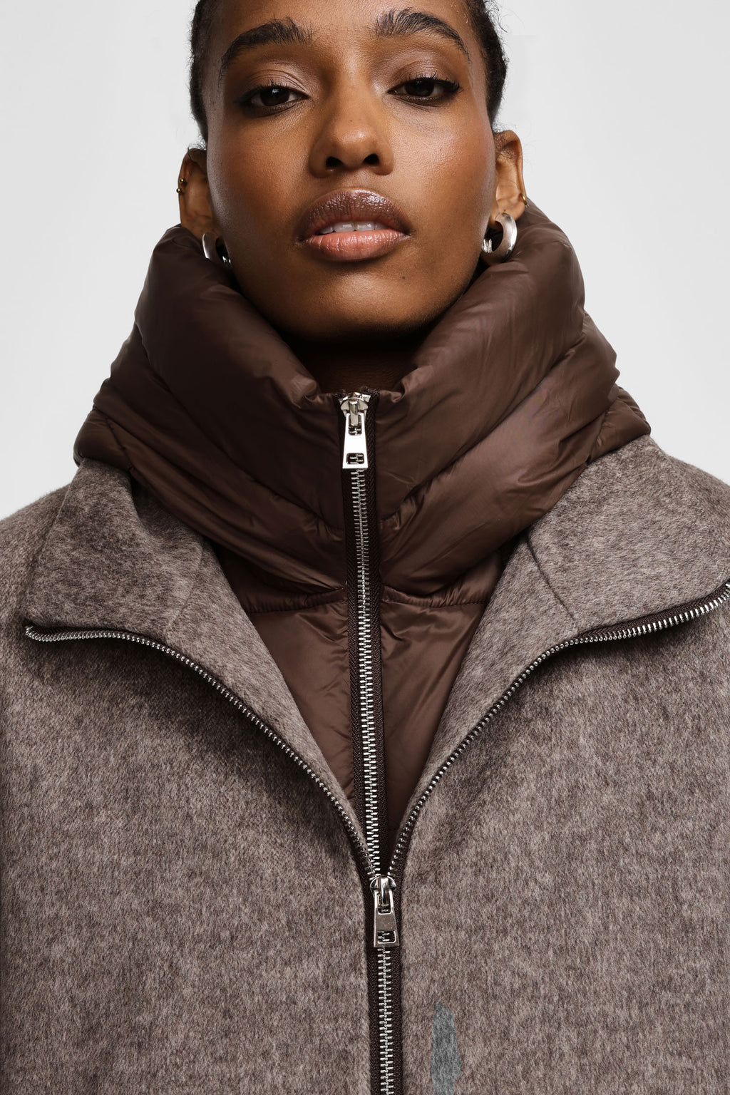 Manteau femme en laine mélangée à plastron matelassé – capuche, coloris marron – Please