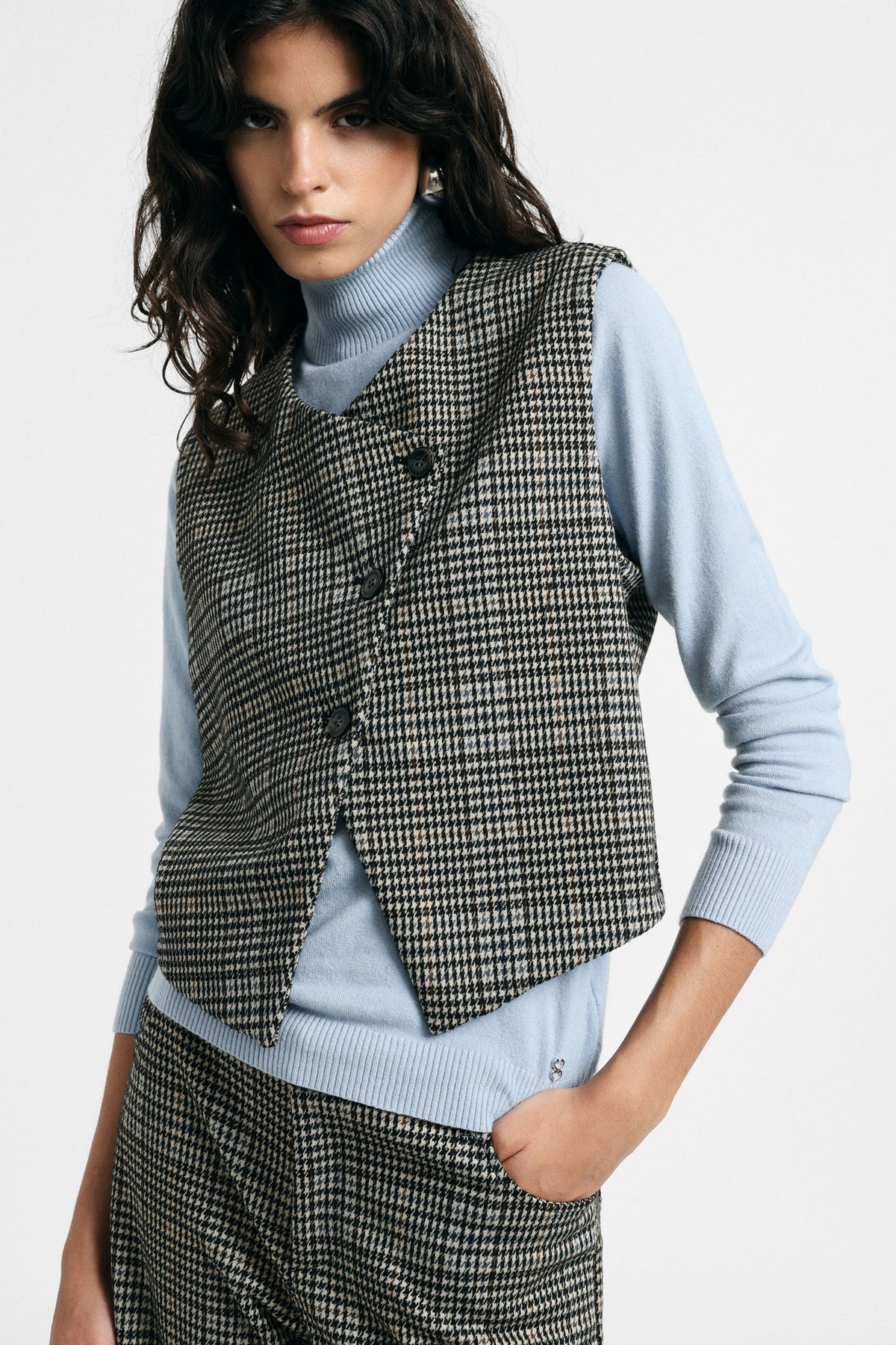 Gilet de tailleur femme à boutonnage asymétrique, carreaux chocolat, porté – Please