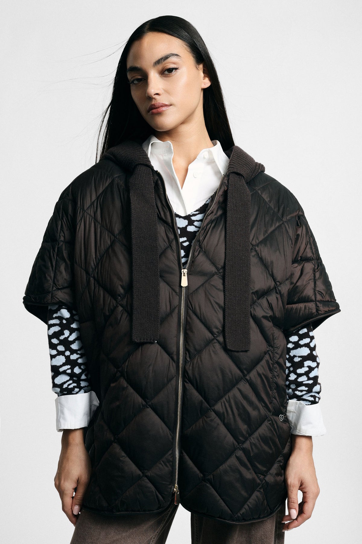 Cape matelassée femme à capuche en maille – fermeture zippée, coloris marron – Please