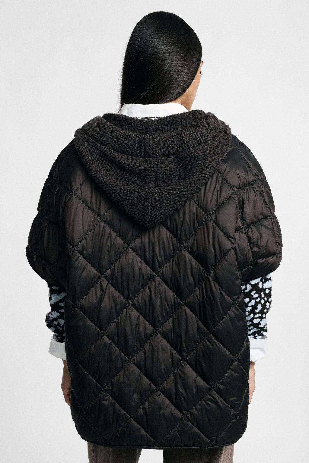 Cape matelassée femme à capuche en maille – fermeture zippée, coloris marron – Please