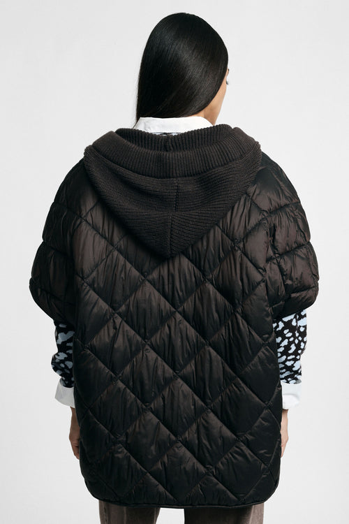Cape matelassée femme à capuche en maille – fermeture zippée, coloris marron – Please