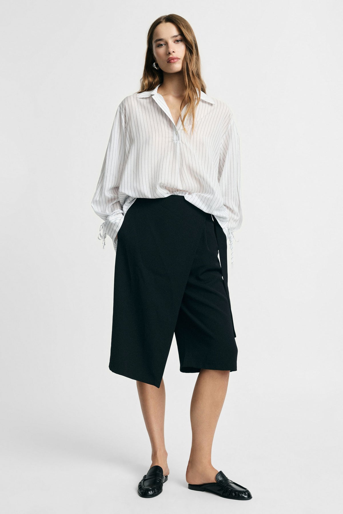 Bermuda portefeuille femme en crêpe fluide – ceinture à anneau, coloris noir – Please