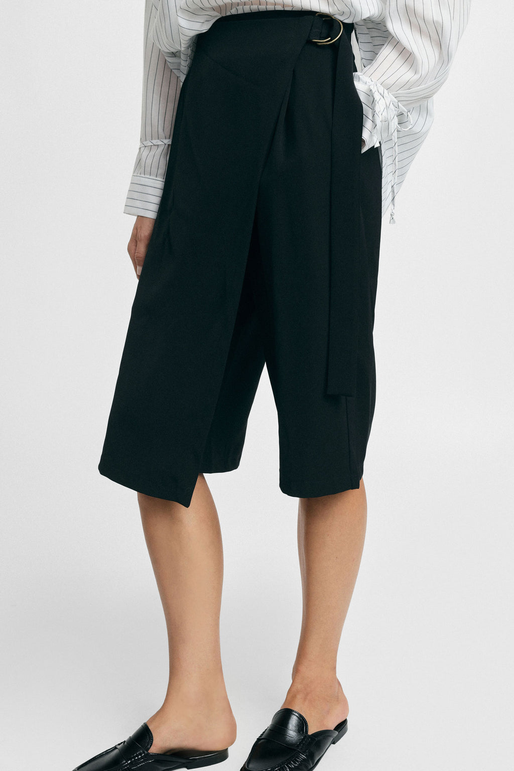 Bermuda portefeuille femme en crêpe fluide – ceinture à anneau, coloris noir – Please
