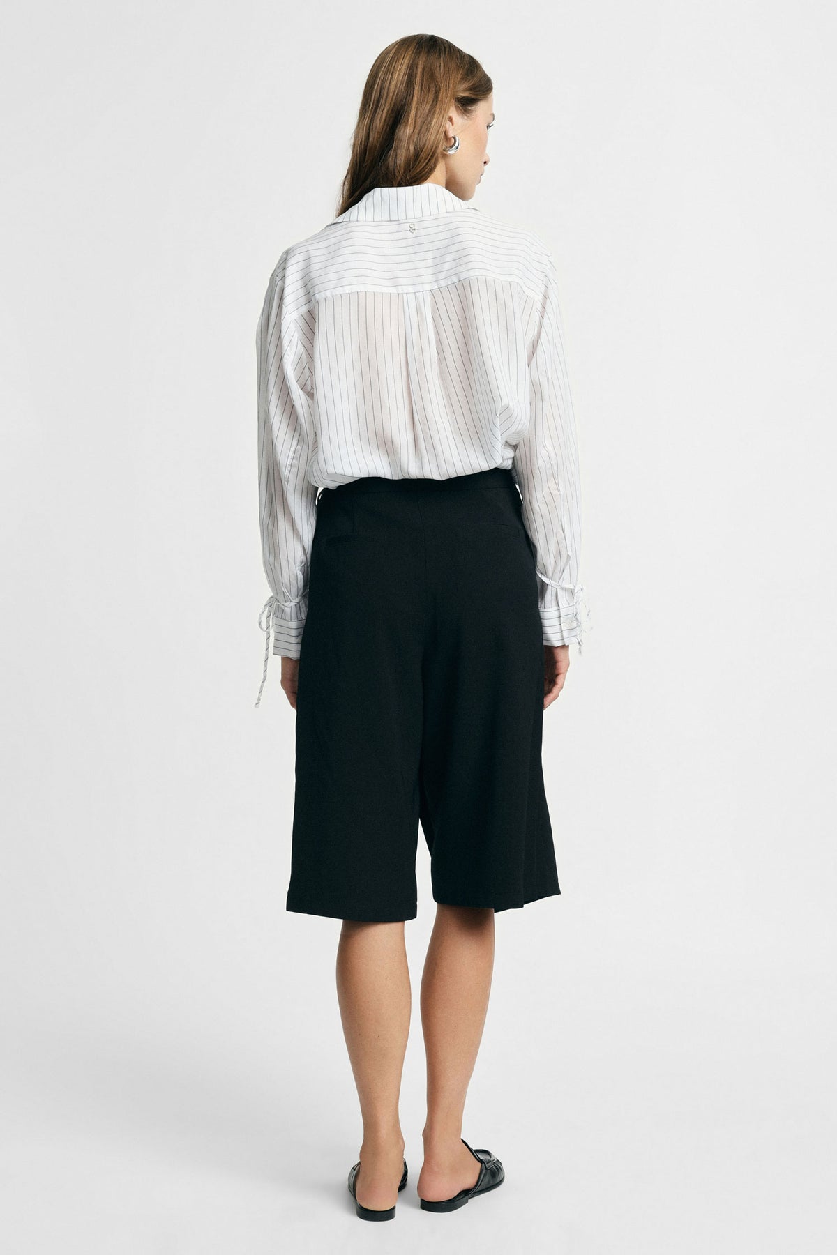 Bermuda portefeuille femme en crêpe fluide – ceinture à anneau, coloris noir – Please