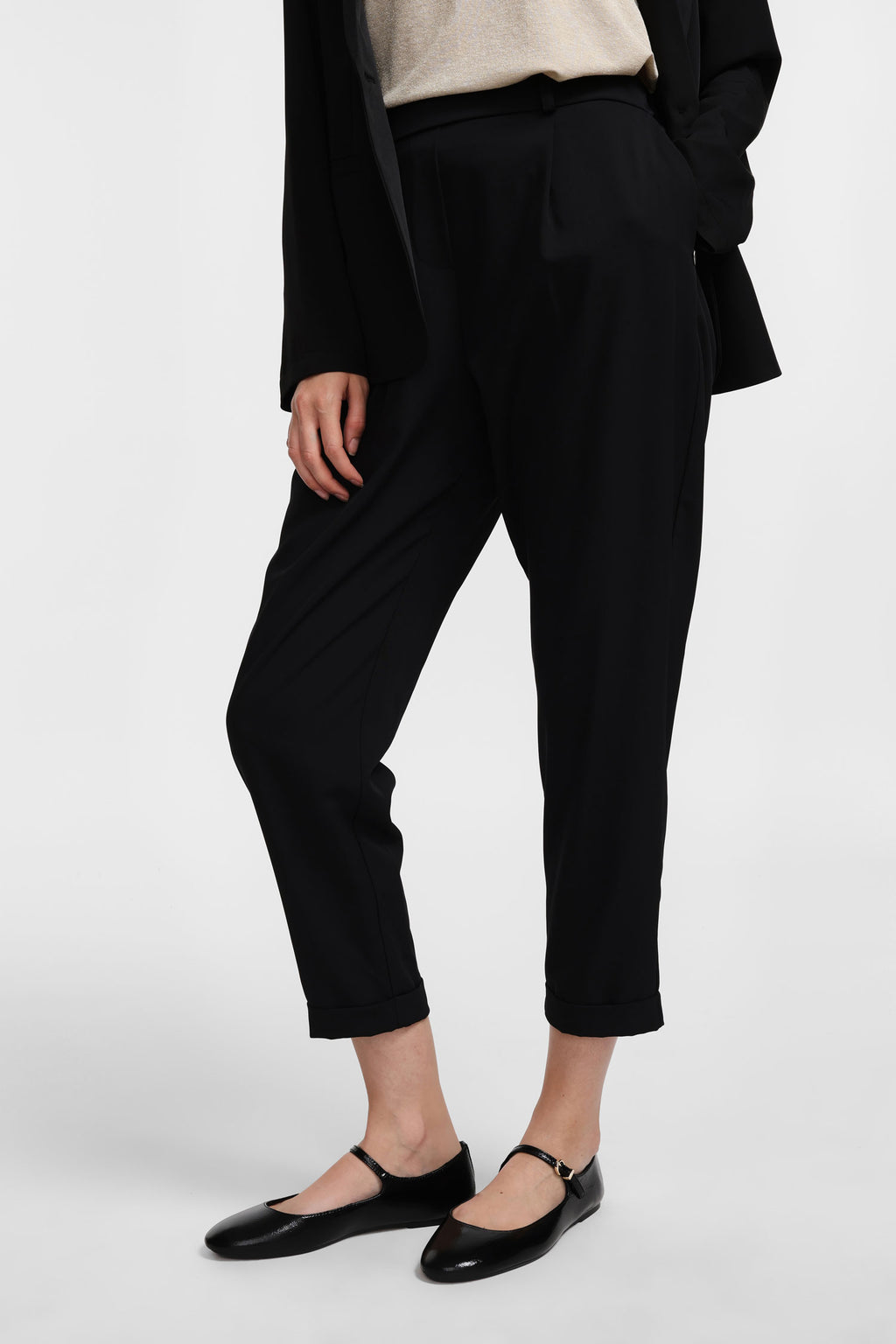 Pantalon fluide forme carotte en crêpe Noir Please