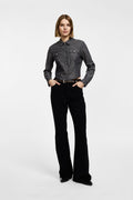 Jean flare femme taille haute, denim noir, porté – Please