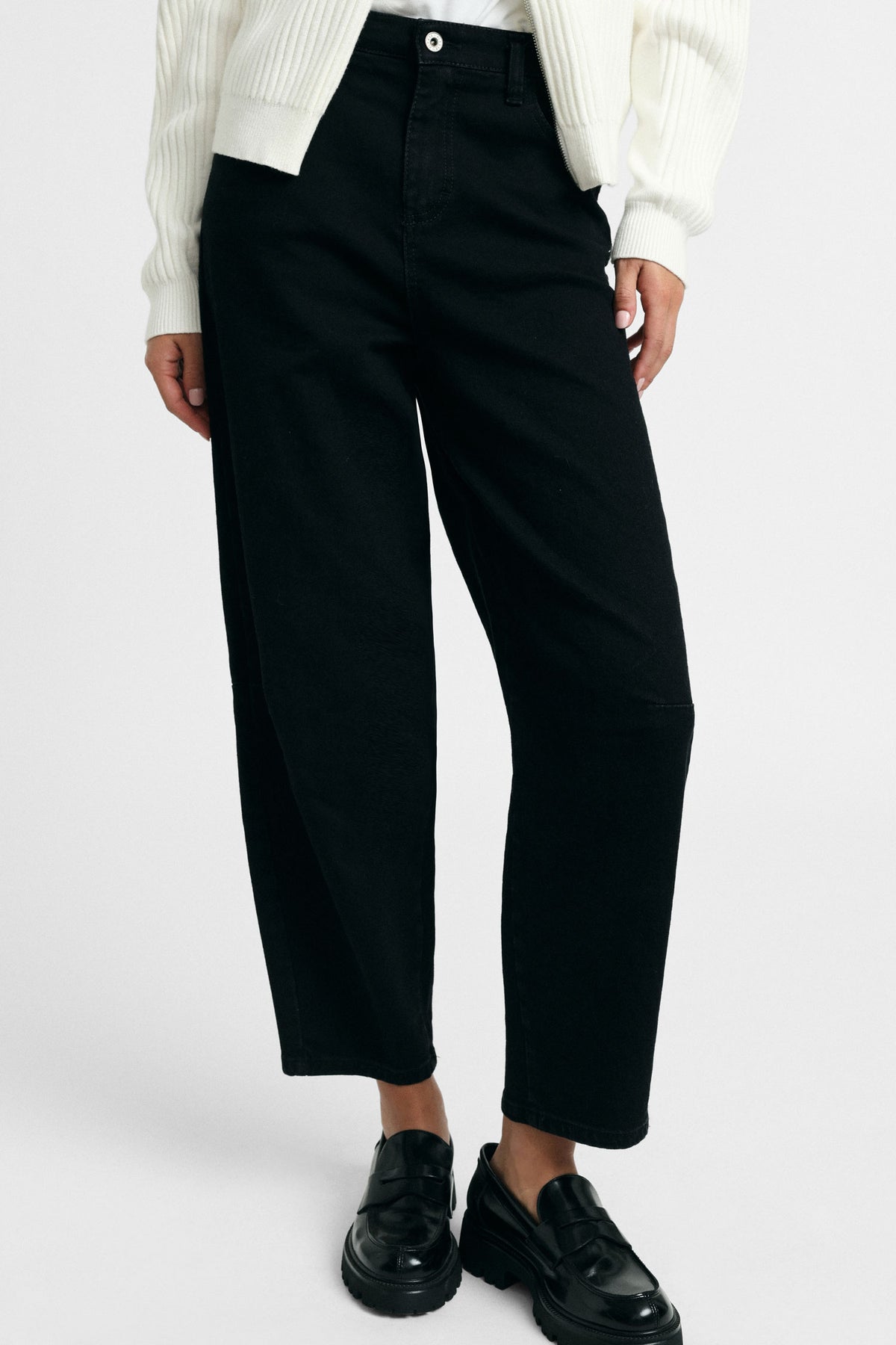 Jean balloon Noir denim, porté profil, coloris noir denim – Please
