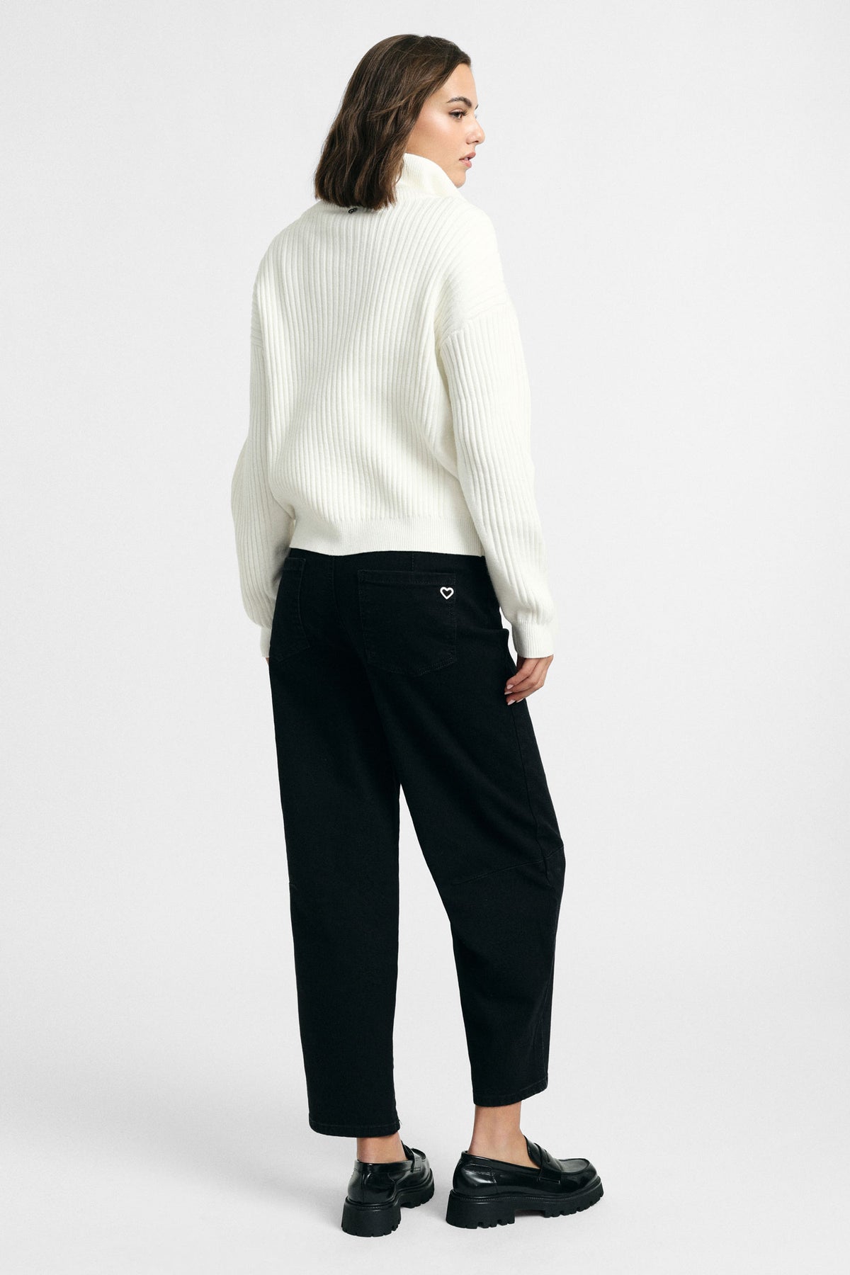 Jean balloon Noir denim, porté dos, coloris noir denim – Please
