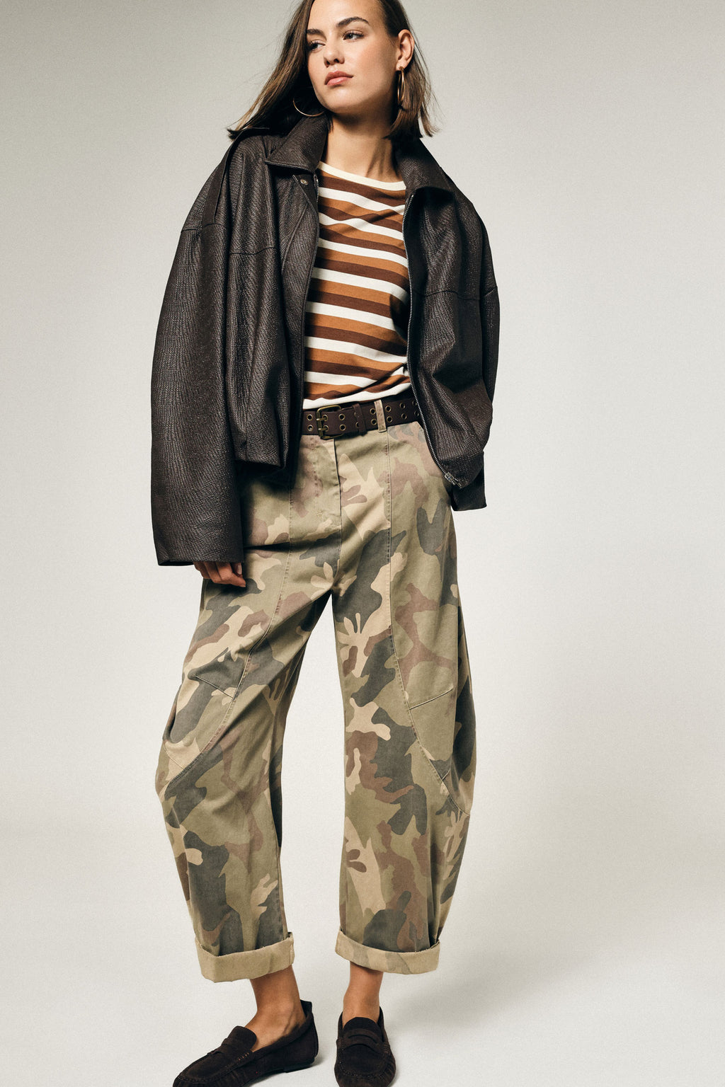 Pantalon balloon femme à pinces, imprimé camouflage, porté – Please