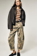 Pantalon balloon femme à pinces, imprimé camouflage, porté – Please