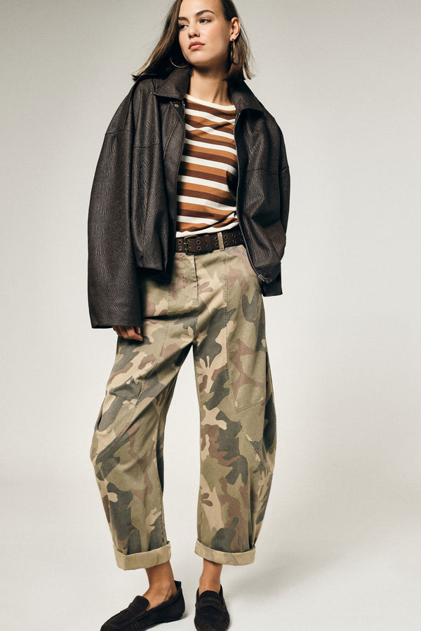 Pantalon balloon femme à pinces, imprimé camouflage, porté – Please