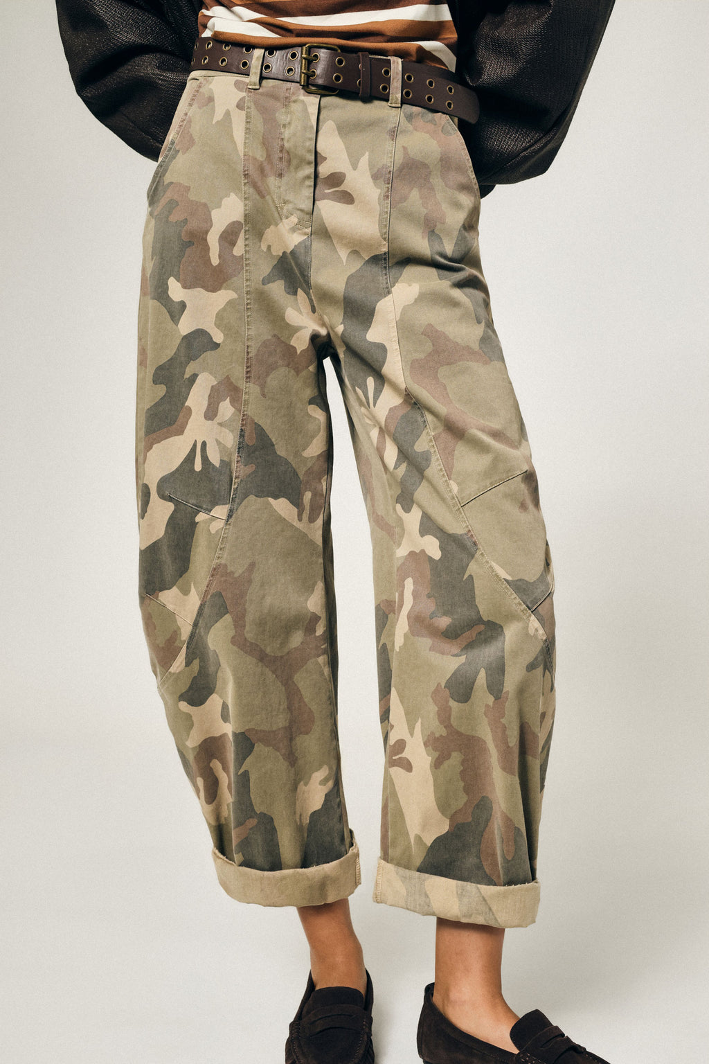 Pantalon balloon femme à pinces, imprimé camouflage, vue de profil – Please