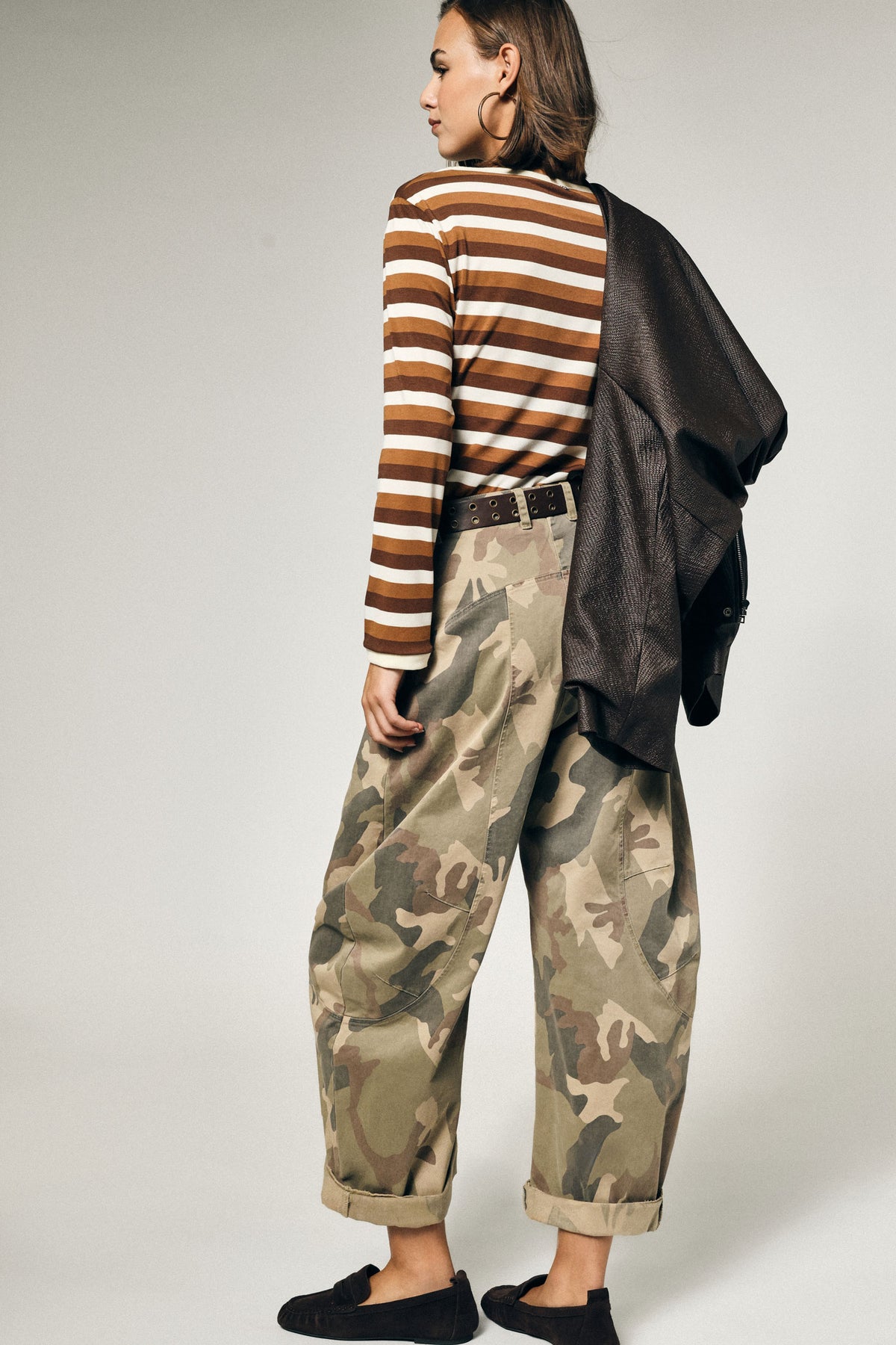 Pantalon balloon femme à pinces, imprimé camouflage, vue de dos – Please