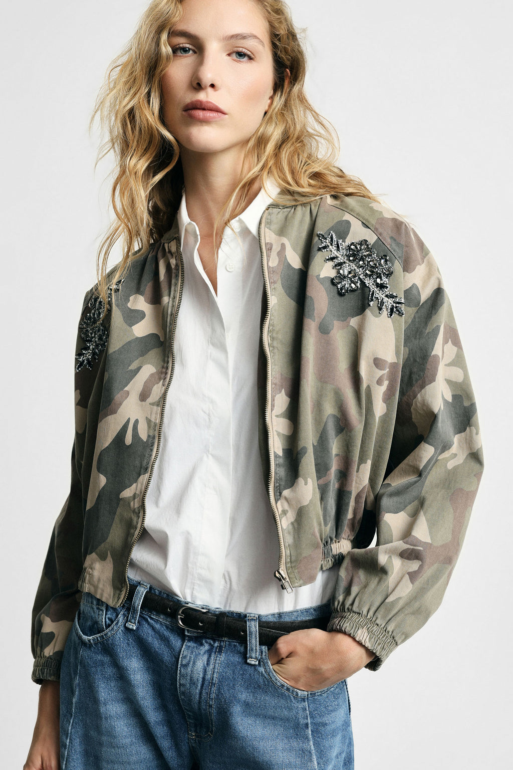 Blouson bomber femme camouflage à ornements bijoux – Please