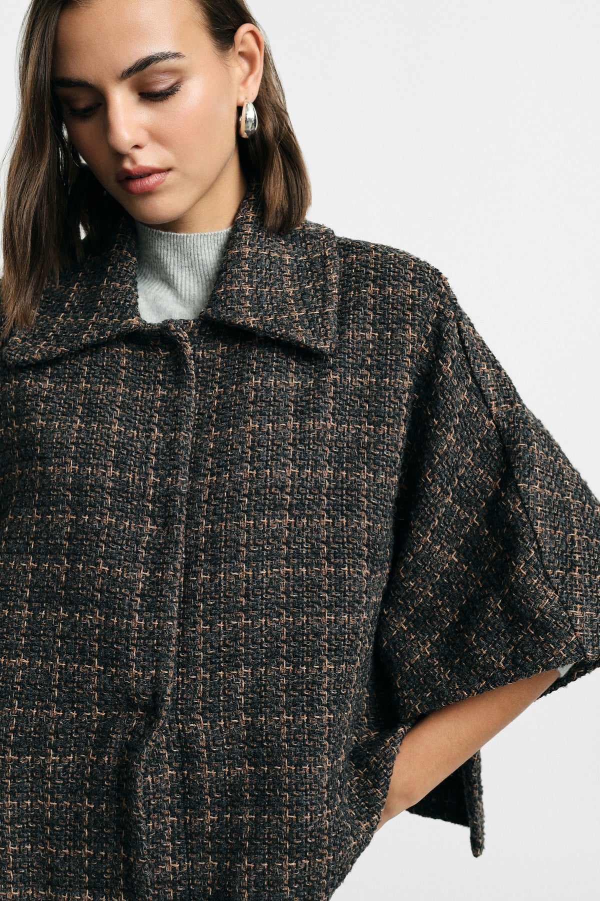 Veste courte manches trois-quarts à carreaux Gris et camel, porté profil, coloris gris et camel – Please