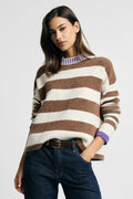 Pull femme à larges rayures noisette et écru, porté – Please