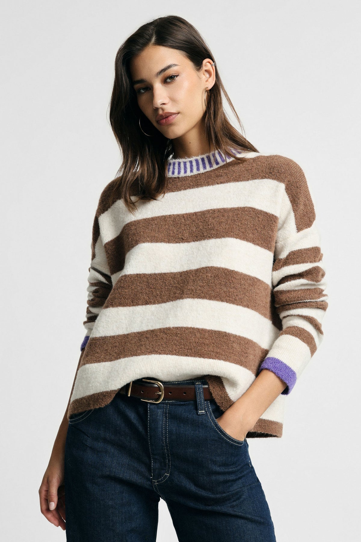 Pull femme à larges rayures noisette et écru, porté – Please